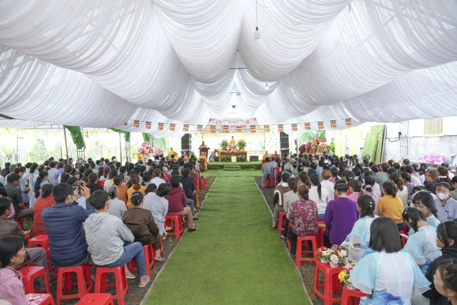 Đông đảo bà con Phật tử tham dự lễ
