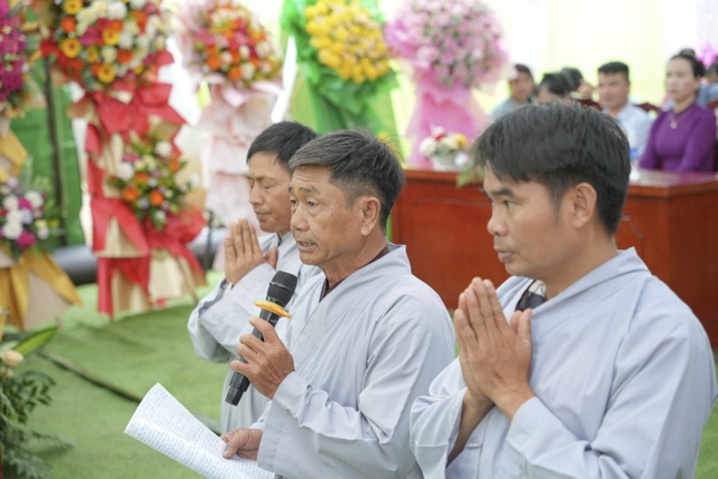 Phật tử đại diện Ban Hộ tự dâng lời phát nguyện