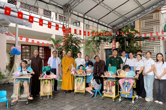 Tặng quà đến các em khuyết tật nhân dịp ngày Quốc tế thiếu nhi