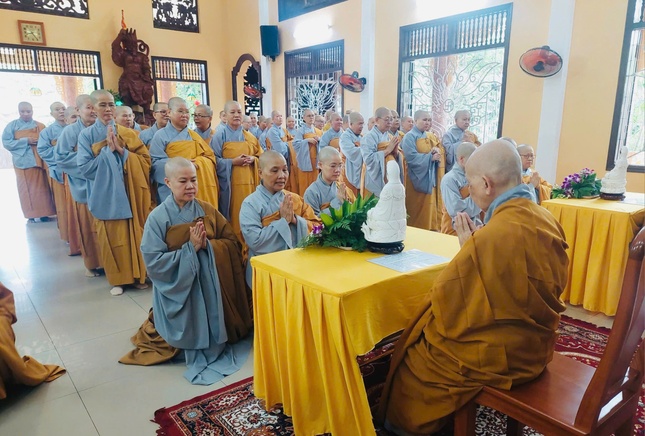 Chư Ni tác pháp an cư - Ảnh: CVP