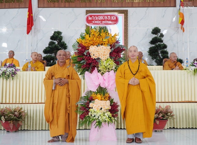 Thượng tọa Thích Quang Thạnh trao lẵng hoa chúc mừng của Ban Trị sự GHPGVN TP.HCM đến Thượng tọa Thích An Thường Thượng tọa Thích Quang Thạnh trao lẵng hoa chúc mừng của Ban Trị sự GHPGVN TP.HCM đến Thượng tọa Thích An Thường