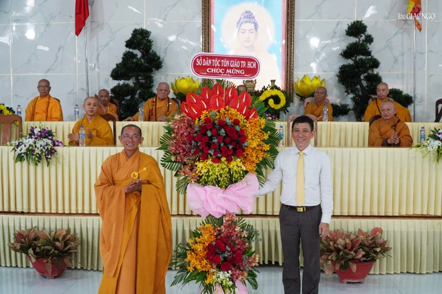 Ông Trần Xuân Điền, Phó Giám đốc Sở Dân tộc và Tôn giáo TP.HCM trao lẵng hoa chúc mừng đến Ban Trị sự GHPGVN H.Củ Chi Ông Trần Xuân Điền, Phó Giám đốc Sở Dân tộc và Tôn giáo TP.HCM trao lẵng hoa chúc mừng đến Ban Trị sự GHPGVN H.Củ Chi