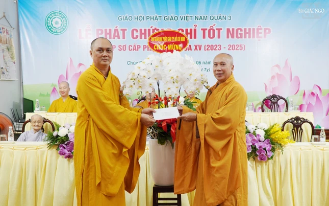 Thượng toạ Thích Minh Thành, Phó ban Giáo dục Phật giáo TP.HCM, Phó Hiệu trưởng Trường Trung cấp Phật học TP.HCM tặng hoa và tịnh tài đến Lớp Sơ cấp Phật học Q.3 Thượng toạ Thích Minh Thành, Phó ban Giáo dục Phật giáo TP.HCM, Phó Hiệu trưởng Trường Trung cấp Phật học TP.HCM tặng hoa và tịnh tài đến Lớp Sơ cấp Phật học Q.3