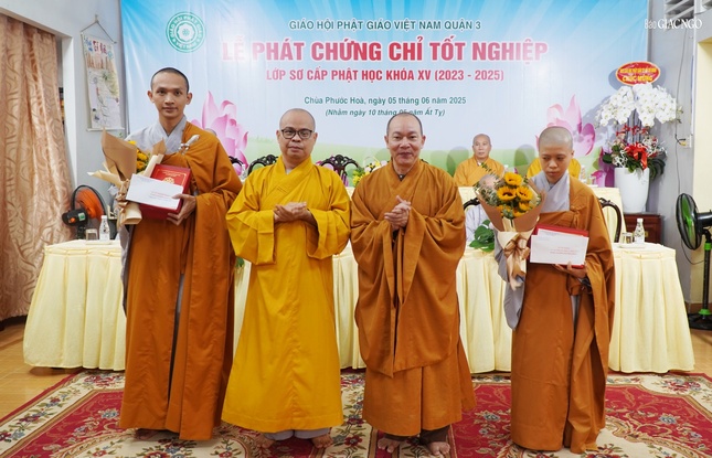 Thượng tọa Thích Thiện Bửu, Trưởng ban Trị sự GHPGVN Q.3; Đại đức Thích Thiện Châu, Phó Thường trực Ban Trị sự GHPGVN Q.3 trao phần thưởng đến Tăng Ni sinh Thượng tọa Thích Thiện Bửu, Trưởng ban Trị sự GHPGVN Q.3; Đại đức Thích Thiện Châu, Phó Thường trực Ban Trị sự GHPGVN Q.3 trao phần thưởng đến Tăng Ni sinh