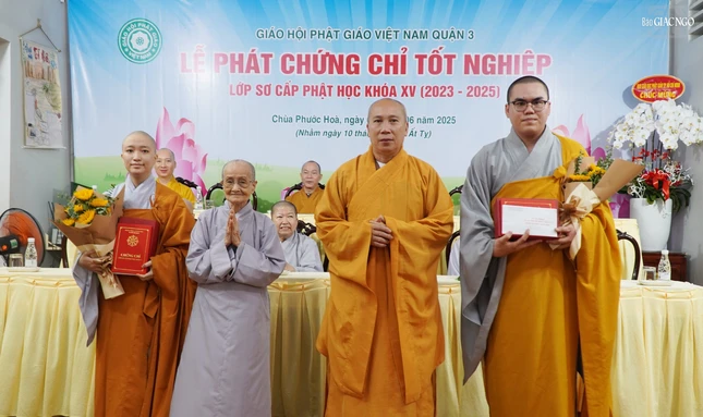 Thượng tọa Thích Minh Thành, Ni trưởng Thích nữ Viên Hạnh, trụ trì chùa Phước Hòa trao phần thưởng đến Tăng Ni sinh Thượng tọa Thích Minh Thành, Ni trưởng Thích nữ Viên Hạnh, trụ trì chùa Phước Hòa trao phần thưởng đến Tăng Ni sinh