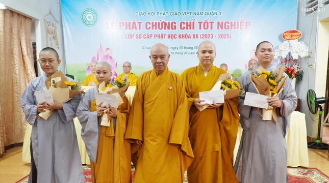 Hòa thượng Thích Nhựt Hỷ trao phần thưởng đến Tăng Ni sinh thi tụng luật Hòa thượng Thích Nhựt Hỷ trao phần thưởng đến Tăng Ni sinh thi tụng luật