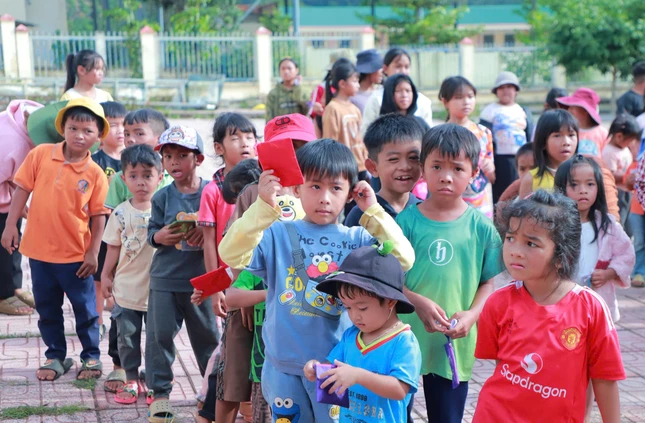 Các em tò mò trước những món quà mình sẽ được nhận