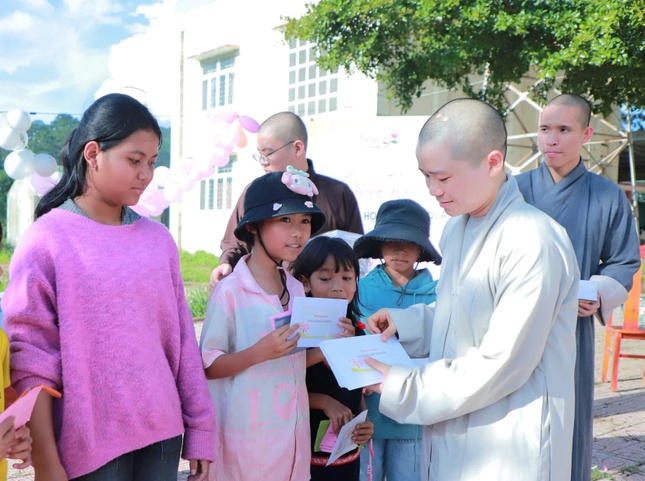 Sư cô Tường Chơn trao quà đến các em