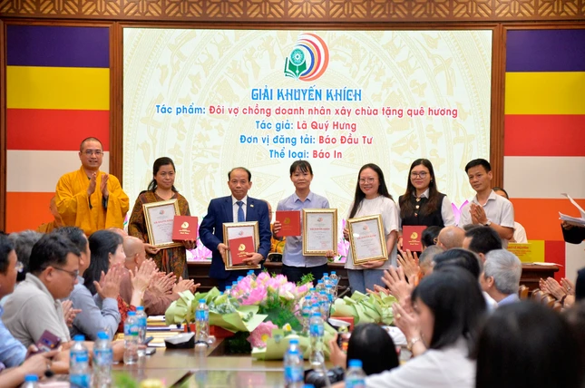 Ở thể loại báo in, với loạt bài phóng sự Phật giáo và Giáo dục mầm non (gồm 4 kỳ) của nhóm tác giả: Như Danh, Hạnh Ý, Lan Anh của Báo Giác Ngộ đạt giải khuyến khích - Ảnh: Phạm Cường