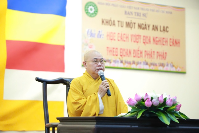 Thượng tọa Thích Trung San thuyết giảng chủ đề Học cách vượt qua nghịch cảnh theo quan điểm Phật pháp