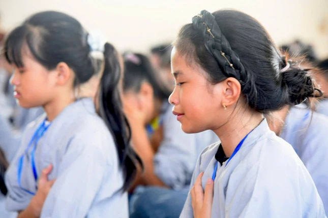 Các em xúc động khi nghe chư tôn đức giảng về lòng hiếu