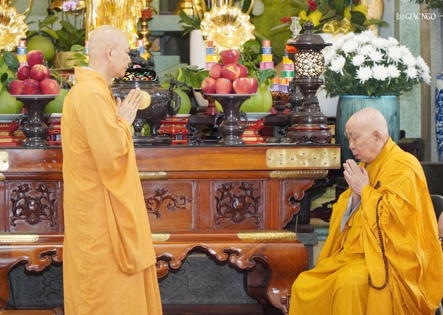 Nhị vị Hòa thượng đối thú an cư Nhị vị Hòa thượng đối thú an cư