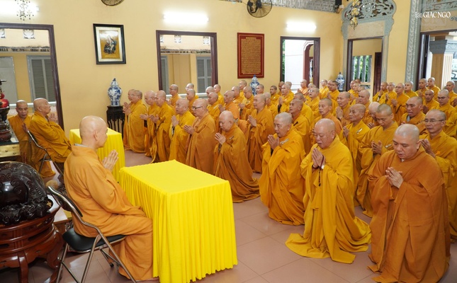 Chư Tăng hiện diện đối trước nhị vị giáo phẩm phương tiện tác pháp đại chúng thọ an cư Chư Tăng hiện diện đối trước nhị vị giáo phẩm phương tiện tác pháp đại chúng thọ an cư