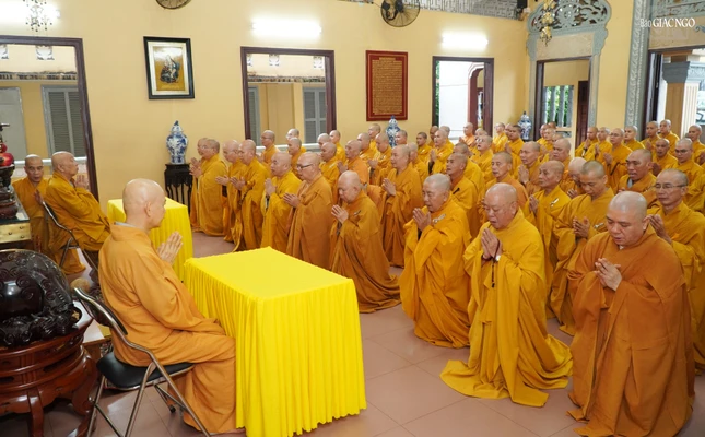 Chư Tăng hiện diện đối trước nhị vị giáo phẩm phương tiện tác pháp đại chúng thọ an cư Chư Tăng hiện diện đối trước nhị vị giáo phẩm phương tiện tác pháp đại chúng thọ an cư