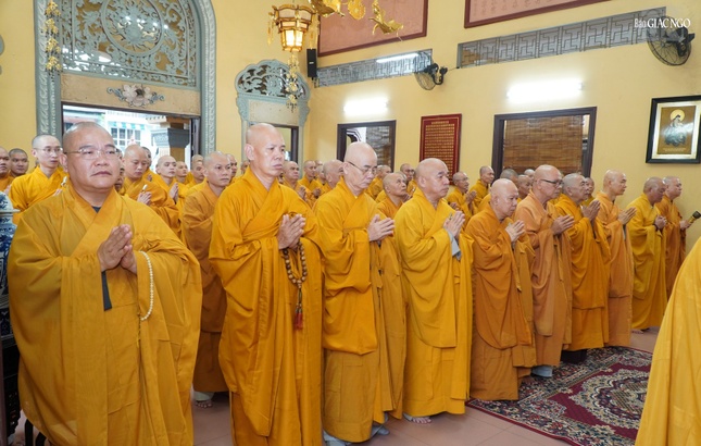 Trang nghiêm khóa lễ tại chánh điện chùa Ấn Quang Trang nghiêm khóa lễ tại chánh điện chùa Ấn Quang