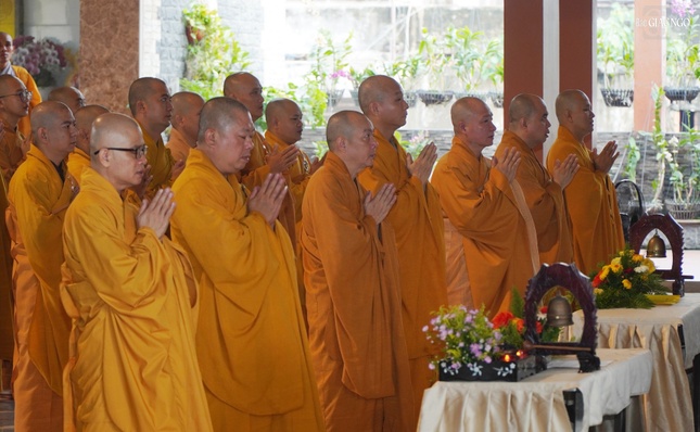 Trang nghiêm khóa lễ tại chánh điện