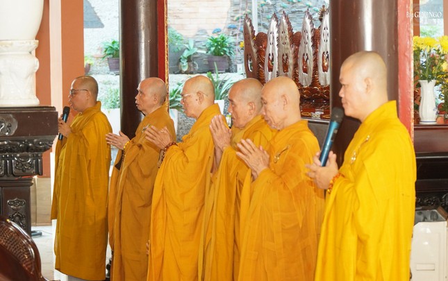 Chư tôn đức đảnh lễ Tam bảo