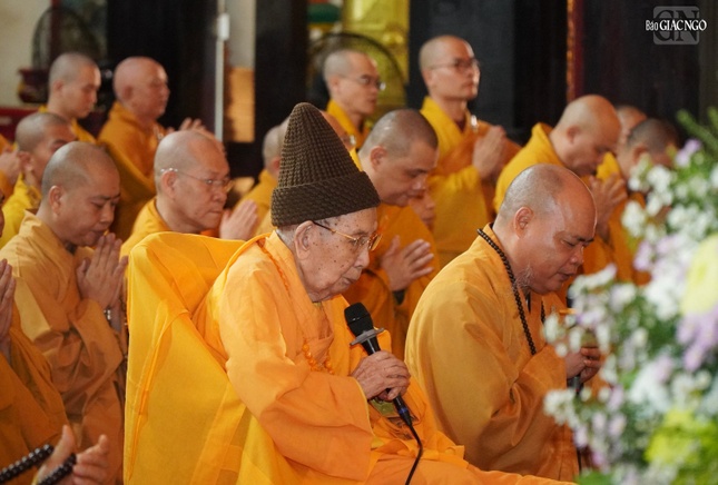 Trưởng lão Hòa thượng Thích Đức Nghiệp chứng minh khóa lễ tác pháp an cư tại chánh điện tổ đình Vĩnh Nghiêm