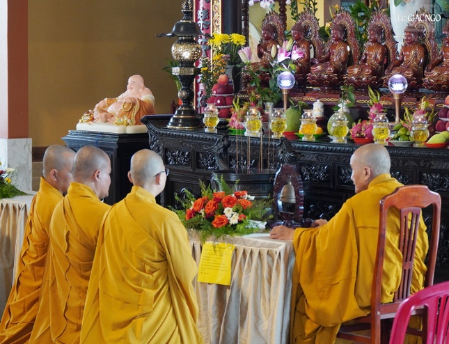 Chư Tăng tác pháp thọ an cư