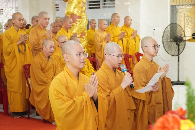 Hành giả an cư dâng lời phát nguyện