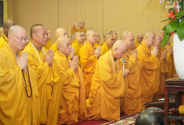 Thượng tọa Thích Giác Dũng đại diện chư Tăng trường hạ tác bạch