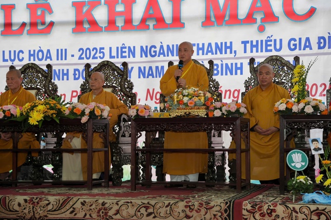 Hòa thượng Thích Huệ Thông ban đạo từ chứng minh