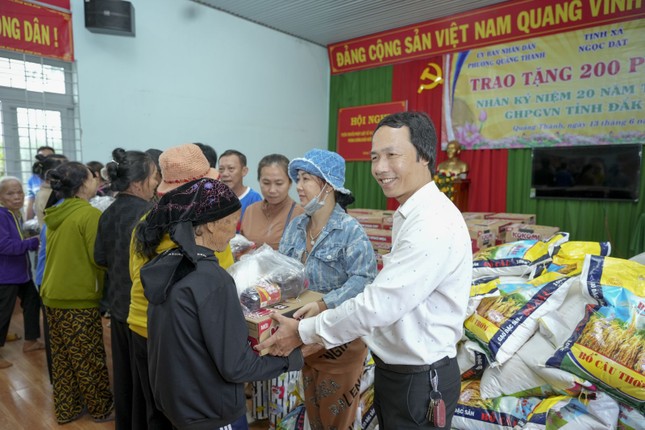 Ông Trần Hồng Quân trao quà và hỏi thăm đến bà con