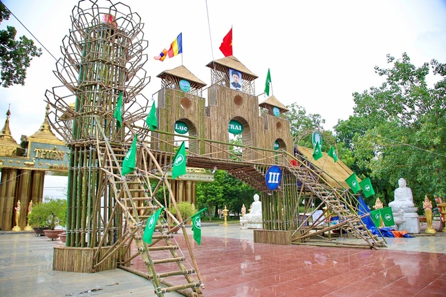 Cổng trại Lục Hòa III