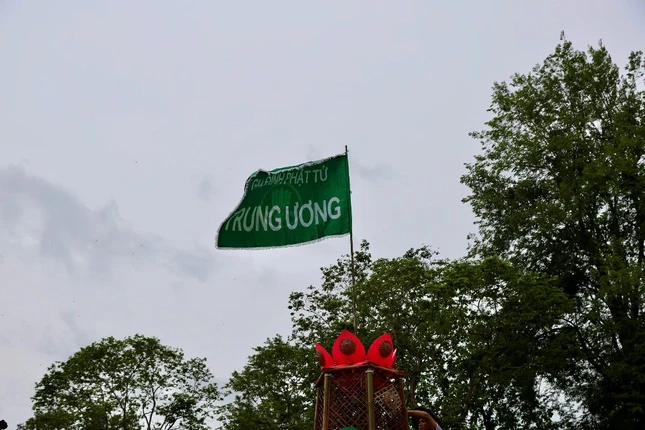 Lễ chào cờ Sen trắng buổi sáng