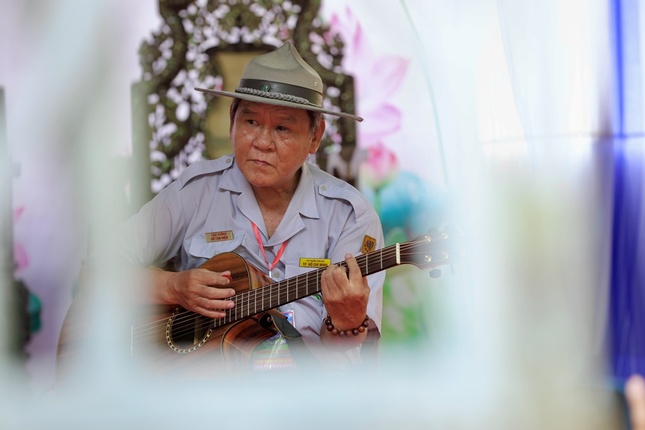 Huynh trưởng Tâm Tưởng Đỗ Tâm Niệm hướng dẫn trại sinh tập trại ca "Lục Hòa Đông Tây hành khúc"