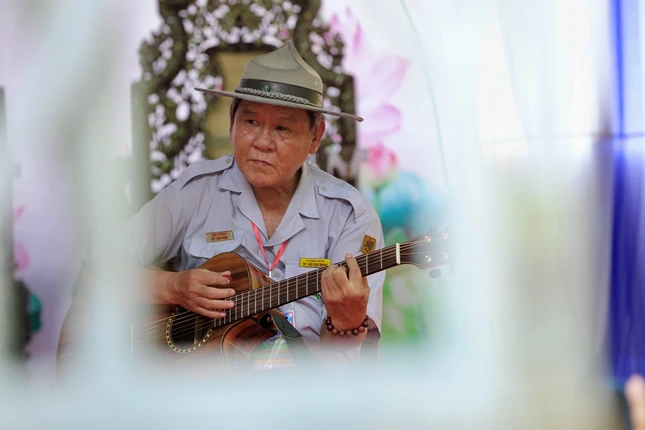 Huynh trưởng Tâm Tưởng Đỗ Tâm Niệm hướng dẫn trại sinh tập trại ca "Lục Hòa Đông Tây hành khúc"