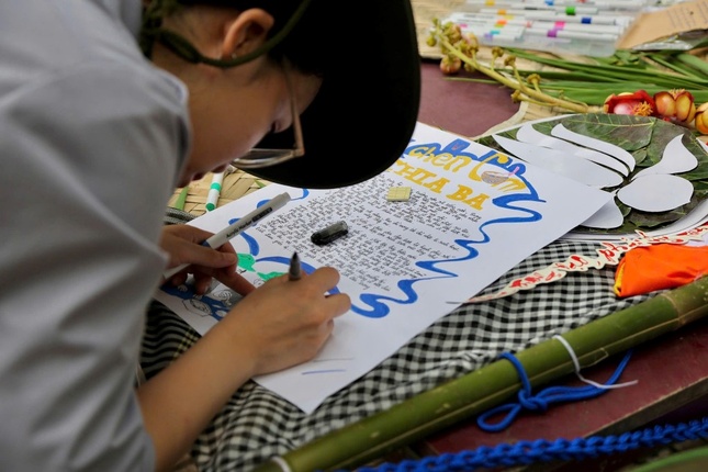 Chăm chú trong từng nét vẽ