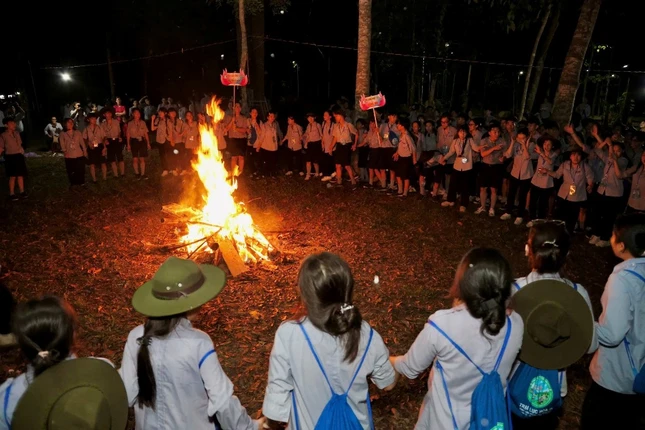 Tay trong tay kết chặt tình lam