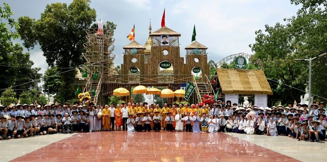 Lưu niệm trước cổng trại chính