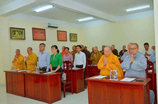 Đại diện chính quyền, chư tôn đức tham dự