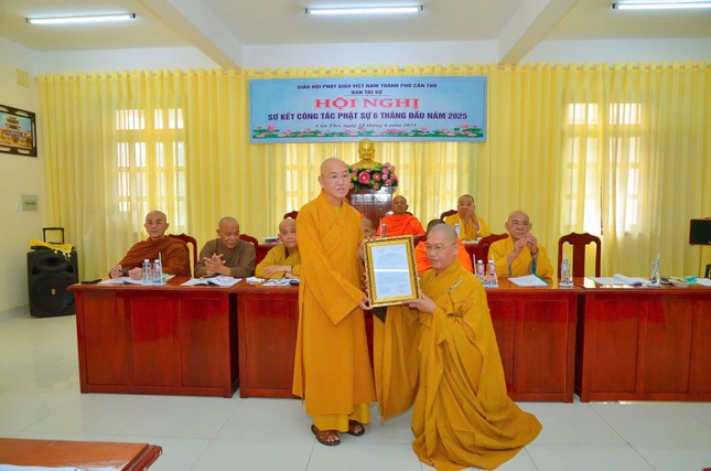 Ban Trị sự cũng đã trao quyết định bổ nhiệm cho Đại đức Thích Quảng Nghiêm, trụ trì chùa Thới Long