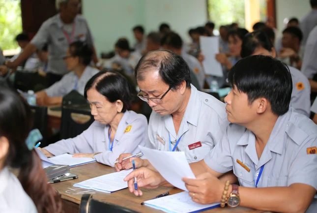 Học viên Nguyên Nghĩa (ngồi giữa, đeo kính) một trong những học viên hoàn thành bài thi sớm nhất