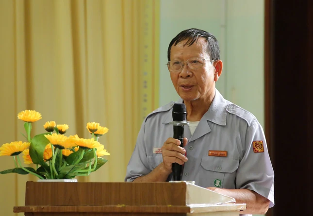 Huynh trưởng cấp Tấn Nguyên Phục - Nguyễn Văn Khôi, Phó Thư ký Phân ban Gia đình Phật tử T.Ư đọc quyết định thành lập Hội đồng Coi thi cụm II tại lễ khai mạc