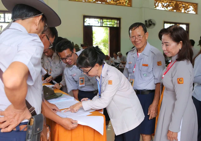 Ký tên xác nhận làm bài thi. Theo đó, sau kỳ thi kết thúc năm thứ 2 bậc Lực VI, chiều cùng ngày diễn ra Lễ khai giảng năm 3 - bậc Lực VI (2023-2027)