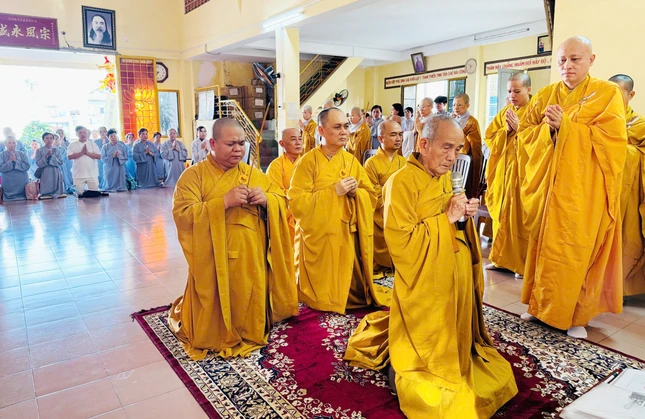 Hòa thượng Thích Minh Hiền niêm hương trong khóa lễ khai đàn trì chú vãng sanh Hòa thượng Thích Minh Hiền niêm hương trong khóa lễ khai đàn trì chú vãng sanh