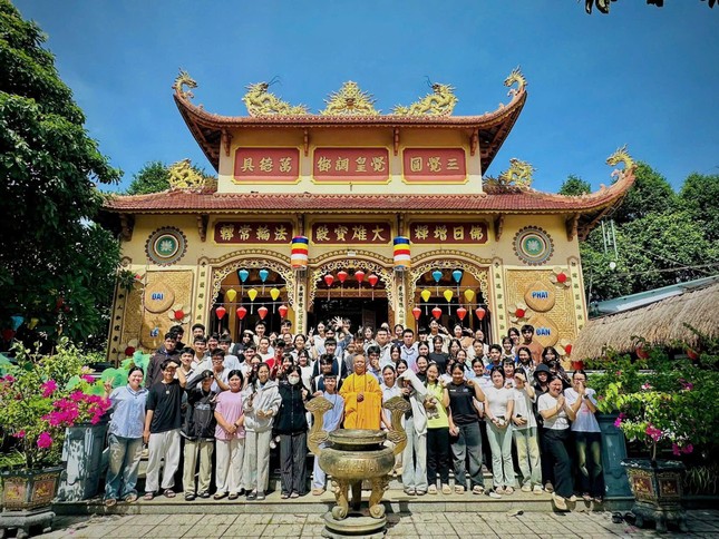 Học sinh Trường THPT Đoàn Thị Điểm lưu niệm tại chùa Phổ Thiện