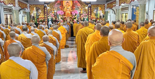 Sau lễ khai mạc tuần huân tu tập trung, Tăng Ni Q.Gò Vấp đã vân tập chánh điện chùa Huỳnh Kim tụng kinh Di giáo - Ảnh: Quang Lý Sau lễ khai mạc tuần huân tu tập trung, Tăng Ni Q.Gò Vấp đã vân tập chánh điện chùa Huỳnh Kim tụng kinh Di giáo - Ảnh: Quang Lý