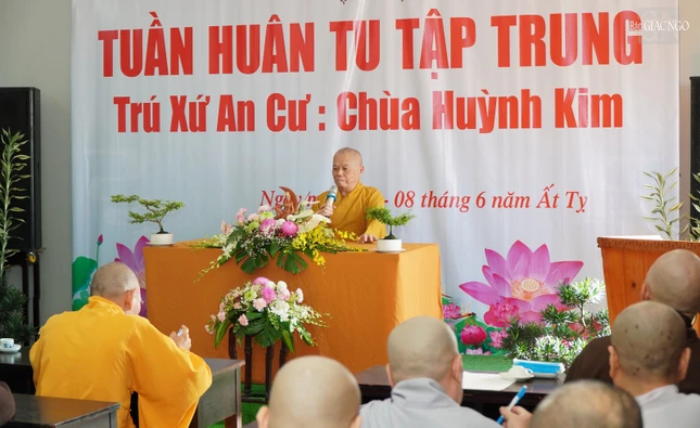 Sau thời khóa tảo thực sáng là thời chia sẻ của chư tôn đức giáo phẩm. Sáng 30-6, Hòa thượng Thích Nhật Lang chia sẻ chủ đề: Quản lý Tăng Ni tự viện và Tăng sự