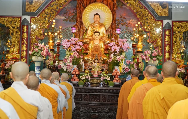 Sau khi thính pháp, chư Tăng Ni vân tập chánh điện thực hiện thời khóa tụng kinh