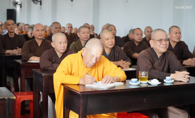 Chư tôn đức lắng nghe, ghi chép