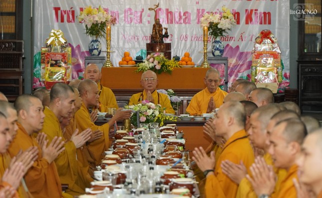 Sau khi thọ trai, chư Tăng Ni hành giả vân tập chánh điện kinh hành