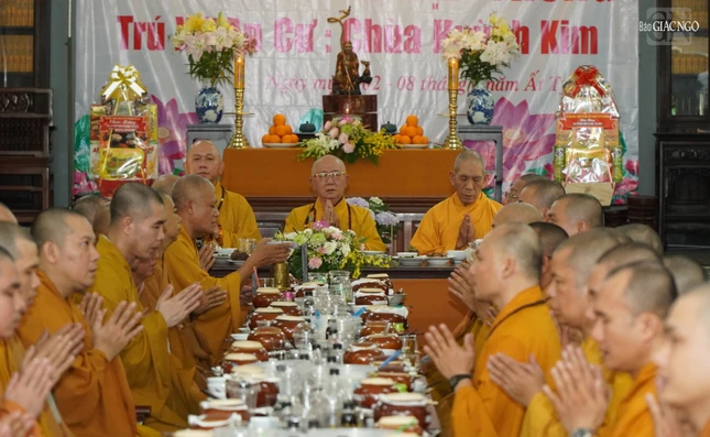 Sau khi thọ trai, chư Tăng Ni hành giả vân tập chánh điện kinh hành