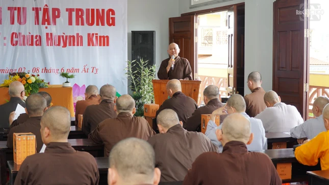 Thượng tọa Thích Tắc Bạch chia sẻ trong thời thảo luận buổi chiều về cách dẫn chương trình, dẫn chúng khi tụng kinh