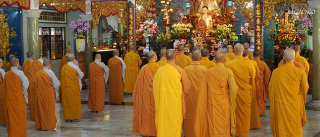 Sau thời pháp đàm buổi chiều là thời tụng Quy sơn cảnh sách tại chánh điện