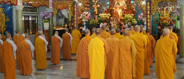 Sau thời pháp đàm buổi chiều là thời tụng Quy sơn cảnh sách tại chánh điện